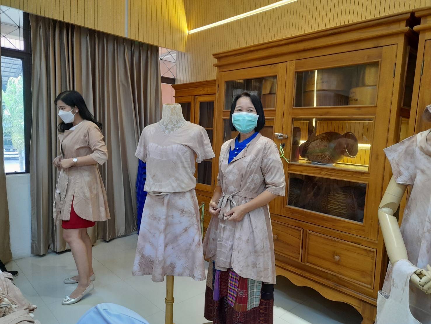 ???130 ปี กระทรวงมหาดไทย ? ฉะเชิงเทรา :แม่น้ำบางปะกงแหล่งชีวิต พระศักดิ์สิทธิ์หลวงพ่อโสธร พระยาศรีสุนทรปราชญ์ภาษาไทย เขาอ่างฤาไนป่าสมบูรณ์ ? ? ??พช.ฉะเชิงเทรา ร่วมพิธีเปิดและจัดนิทรรศการในงานมหกรรมด้านการพัฒนาครอบครัวจังหวัดฉะเชิงเทรา ประจำปี 2565