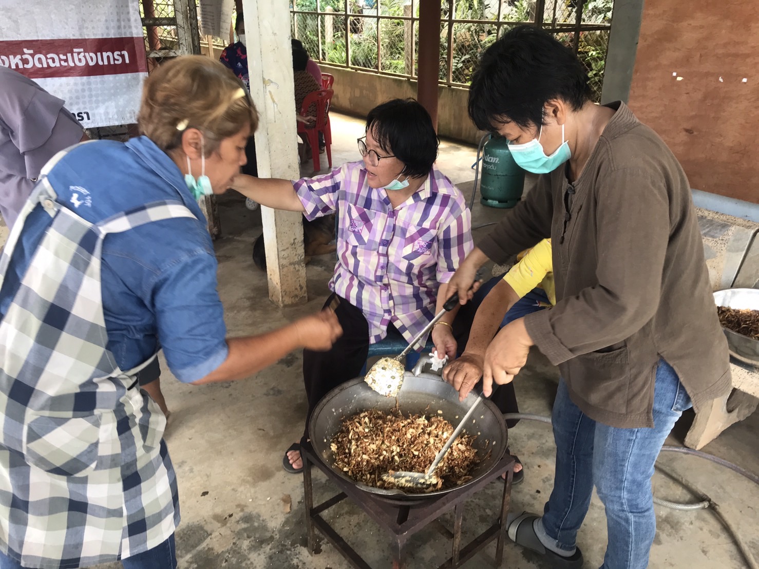 สำนักงานพัฒนาชุมชนฉะเชิงเทรา จัดโครงการส่งเสริมพัฒนาอาชีพและผลิตภัณฑ์ชุมชนในพื้นที่หมู่บ้านคนรักษ์ช้างตามหลักปรัชญาของเศรษฐกิจพอเพียง