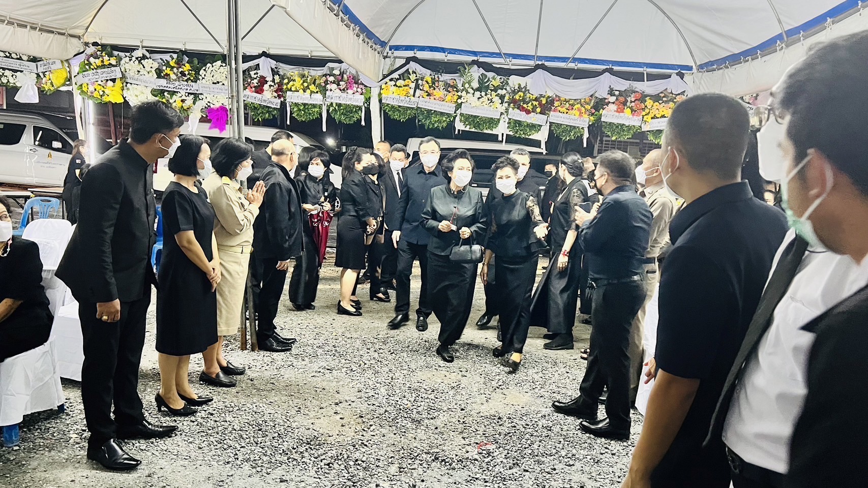 อธิบดีกรมการพัฒนาชุมชนพร้อมด้วยข้าราชการกรมการพัฒนาชุมชนจังหวัดฉะเชิงเทราร่วมสวดพระอภิธรรมศพนายพีระ บุญราช บิดาของนายกฤษฎา บุญราช อดีตปลัดกระทรวงมหาดไทย