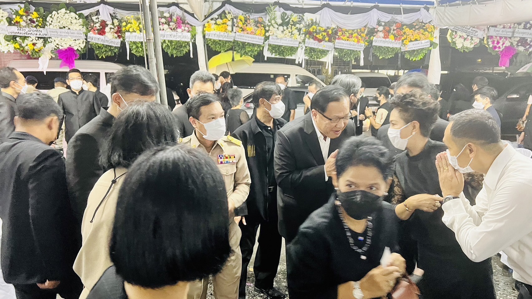 อธิบดีกรมการพัฒนาชุมชนพร้อมด้วยข้าราชการกรมการพัฒนาชุมชนจังหวัดฉะเชิงเทราร่วมสวดพระอภิธรรมศพนายพีระ บุญราช บิดาของนายกฤษฎา บุญราช อดีตปลัดกระทรวงมหาดไทย