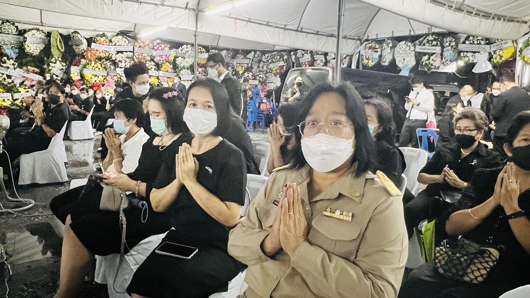 อธิบดีกรมการพัฒนาชุมชนพร้อมด้วยข้าราชการกรมการพัฒนาชุมชนจังหวัดฉะเชิงเทราร่วมสวดพระอภิธรรมศพนายพีระ บุญราช บิดาของนายกฤษฎา บุญราช อดีตปลัดกระทรวงมหาดไทย