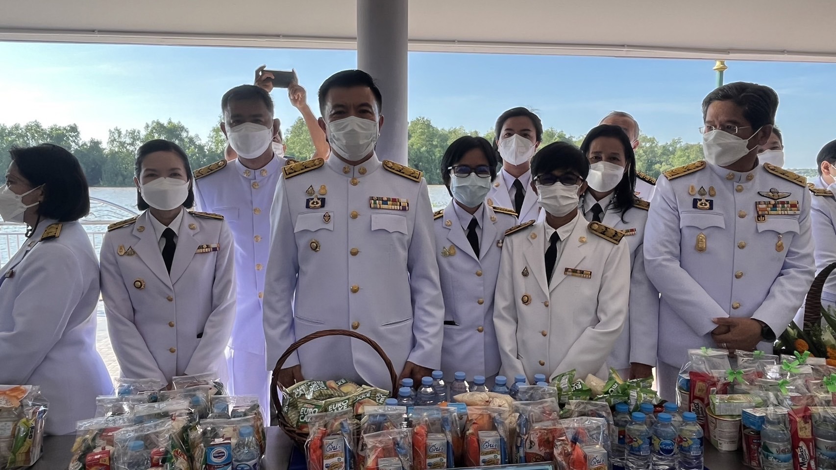 ???พช.ฉะเชิงเทรา ร่วมกิจกรรมพิธีทำบุญตักบาตรถวายพระราชกุศล เนื่องในวันคล้ายวันสวรรคตพระบาทสมเด็จพระบรมชนกาธิเบศร มหาภูมิพลอดุลยเดชมหาราช บรมนาถบพิตร