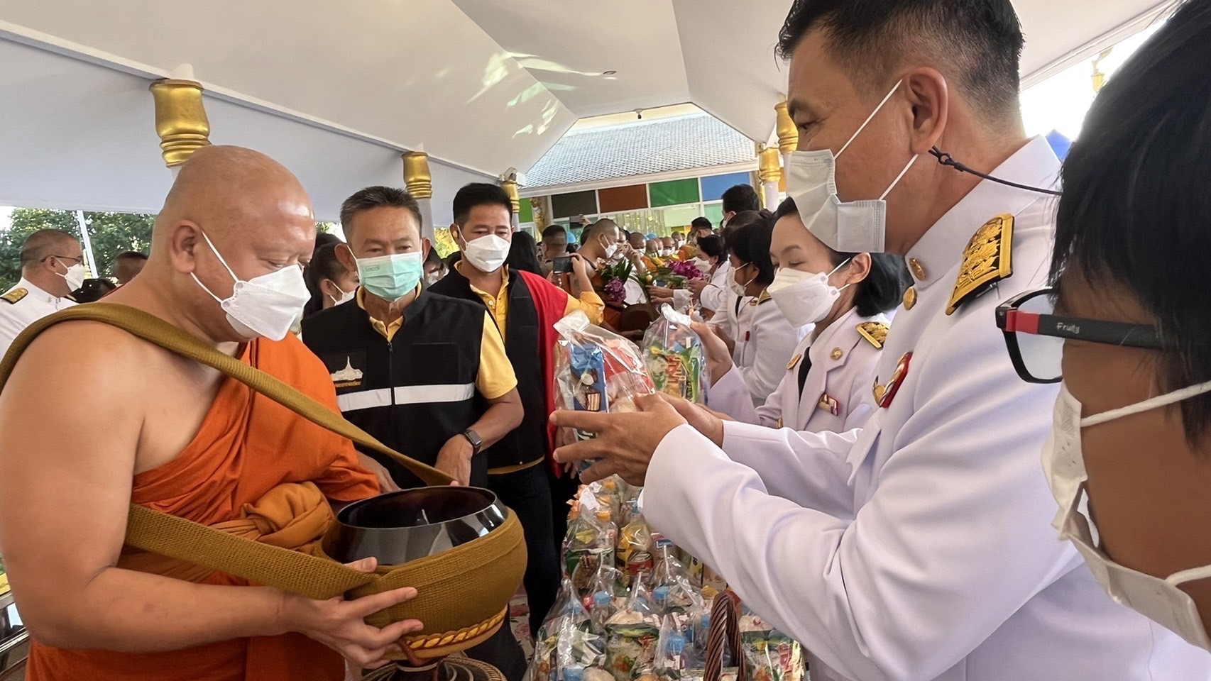 ???พช.ฉะเชิงเทรา ร่วมกิจกรรมพิธีทำบุญตักบาตรถวายพระราชกุศล เนื่องในวันคล้ายวันสวรรคตพระบาทสมเด็จพระบรมชนกาธิเบศร มหาภูมิพลอดุลยเดชมหาราช บรมนาถบพิตร