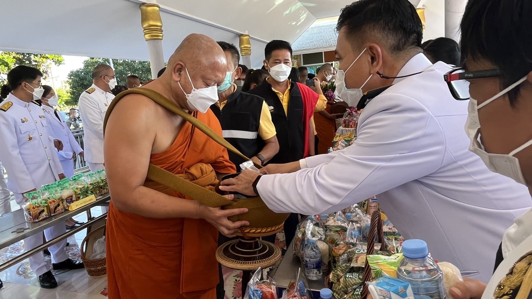 ???พช.ฉะเชิงเทรา ร่วมกิจกรรมพิธีทำบุญตักบาตรถวายพระราชกุศล เนื่องในวันคล้ายวันสวรรคตพระบาทสมเด็จพระบรมชนกาธิเบศร มหาภูมิพลอดุลยเดชมหาราช บรมนาถบพิตร