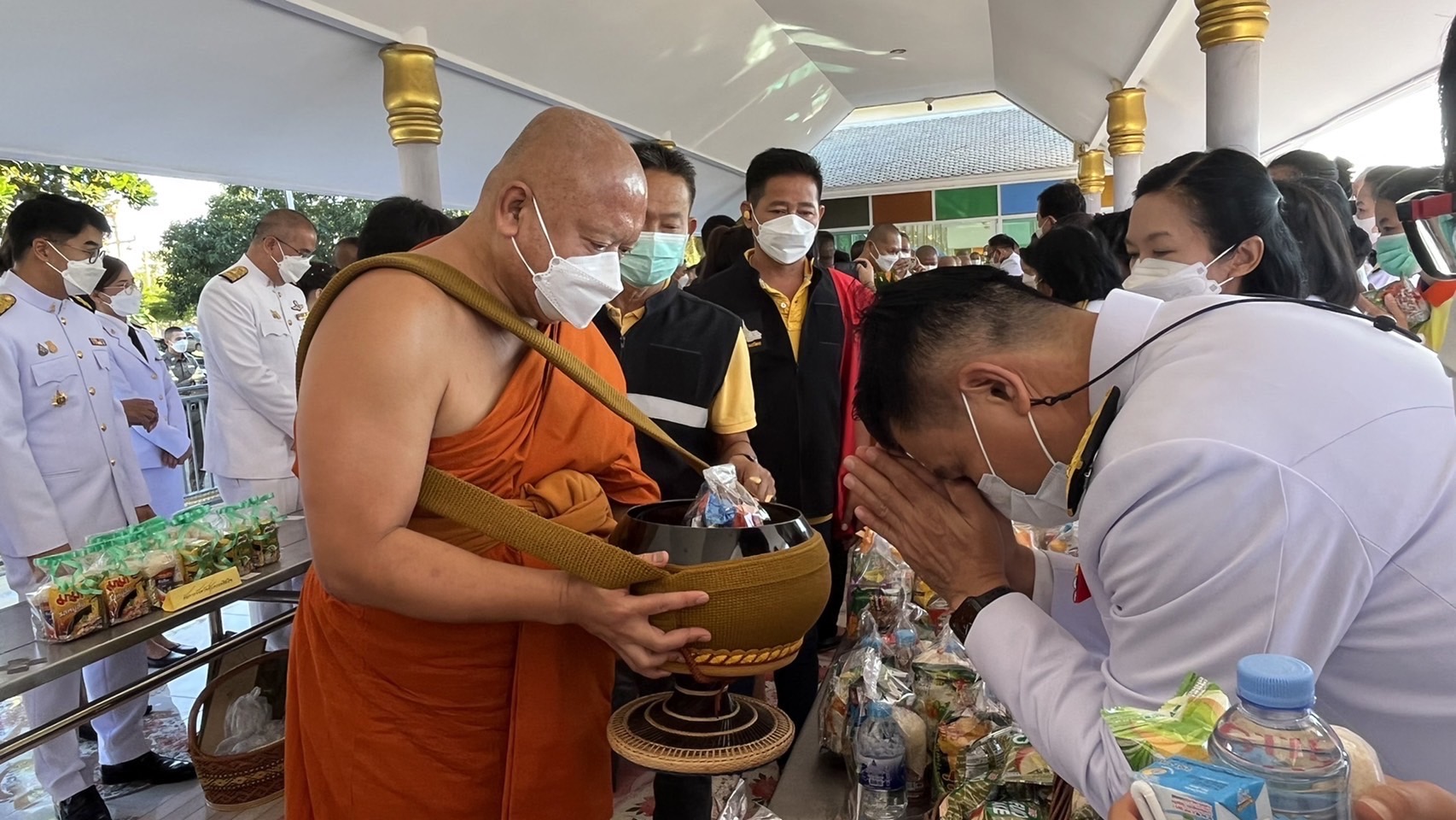 ???พช.ฉะเชิงเทรา ร่วมกิจกรรมพิธีทำบุญตักบาตรถวายพระราชกุศล เนื่องในวันคล้ายวันสวรรคตพระบาทสมเด็จพระบรมชนกาธิเบศร มหาภูมิพลอดุลยเดชมหาราช บรมนาถบพิตร