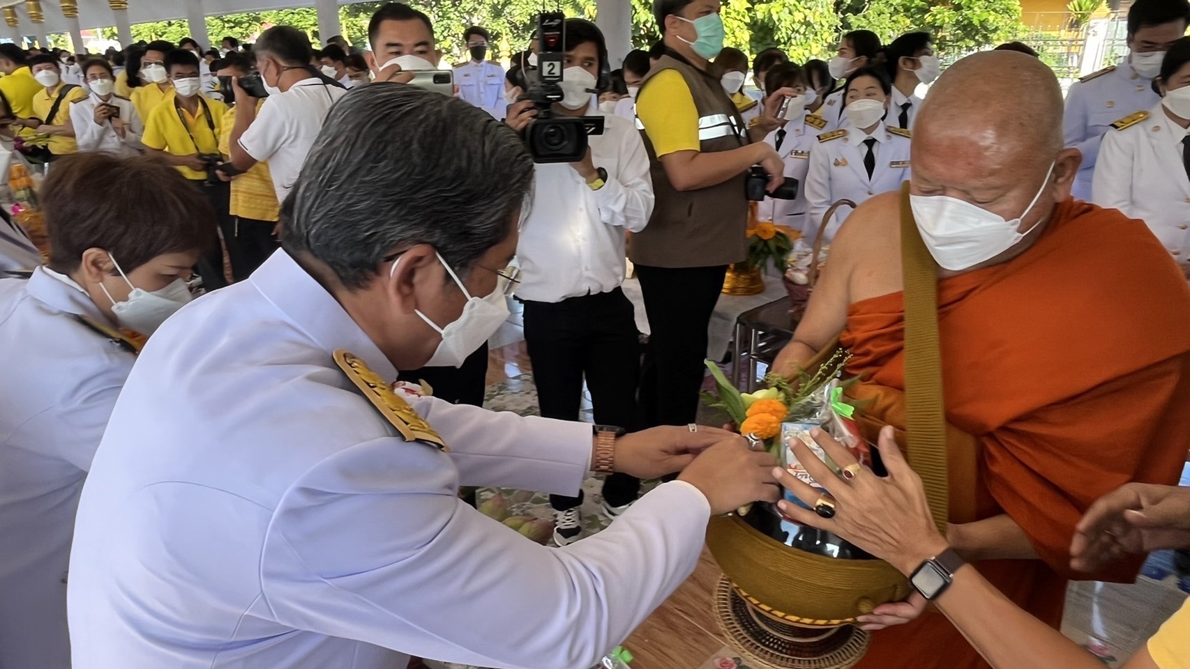 ???พช.ฉะเชิงเทรา ร่วมกิจกรรมพิธีทำบุญตักบาตรถวายพระราชกุศล เนื่องในวันคล้ายวันสวรรคตพระบาทสมเด็จพระบรมชนกาธิเบศร มหาภูมิพลอดุลยเดชมหาราช บรมนาถบพิตร