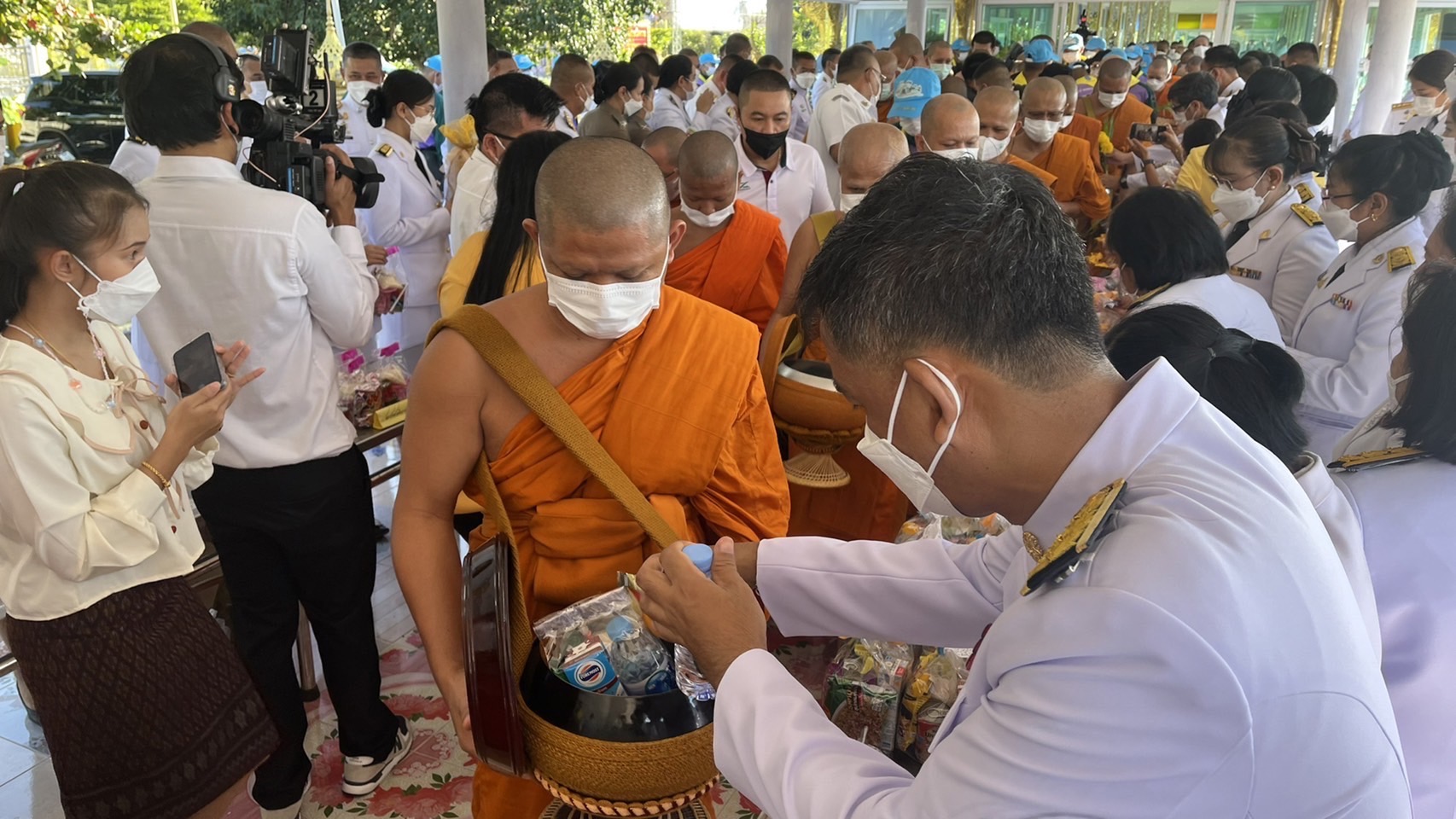 ???พช.ฉะเชิงเทรา ร่วมกิจกรรมพิธีทำบุญตักบาตรถวายพระราชกุศล เนื่องในวันคล้ายวันสวรรคตพระบาทสมเด็จพระบรมชนกาธิเบศร มหาภูมิพลอดุลยเดชมหาราช บรมนาถบพิตร