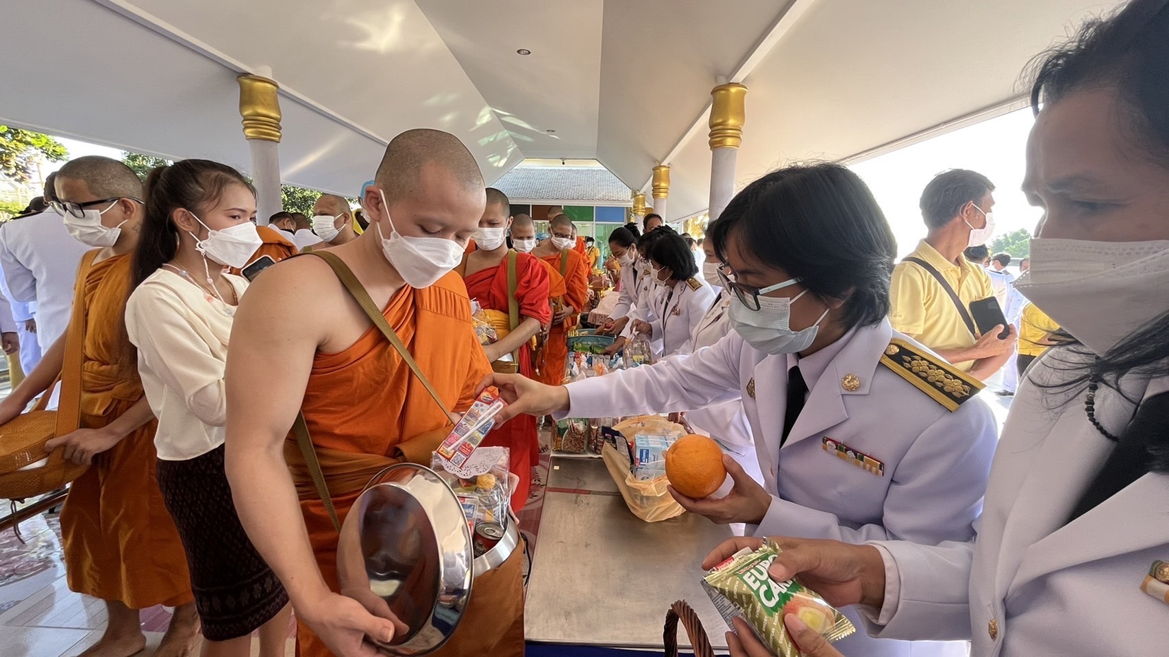 ???พช.ฉะเชิงเทรา ร่วมกิจกรรมพิธีทำบุญตักบาตรถวายพระราชกุศล เนื่องในวันคล้ายวันสวรรคตพระบาทสมเด็จพระบรมชนกาธิเบศร มหาภูมิพลอดุลยเดชมหาราช บรมนาถบพิตร