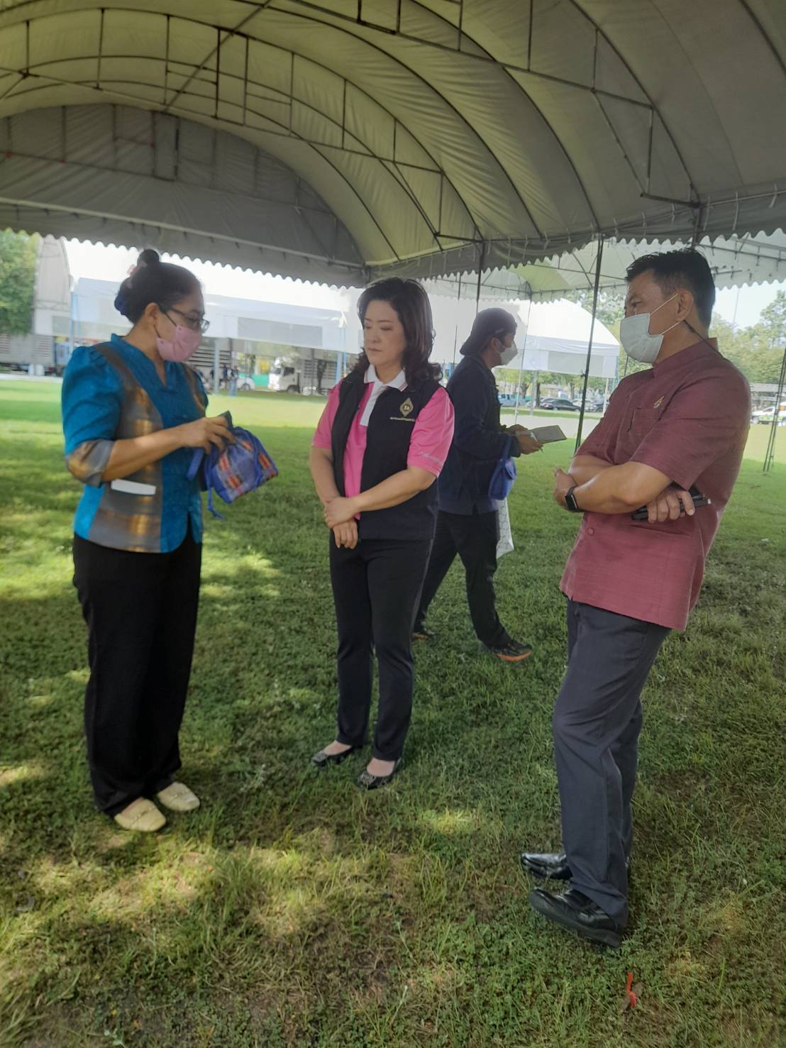 ?️??? พช.ฉะเชิงเทรา ร่วมเตรียมสถานที่จัดแสดงกิจกรรมของชมรมแม่บ้านมหาดไทยจังหวัดฉะเชิงเทรา ในงานนมัสการหลวงพ่อโสธรและงานประจำปีจังหวัดฉะเชิงเทรา