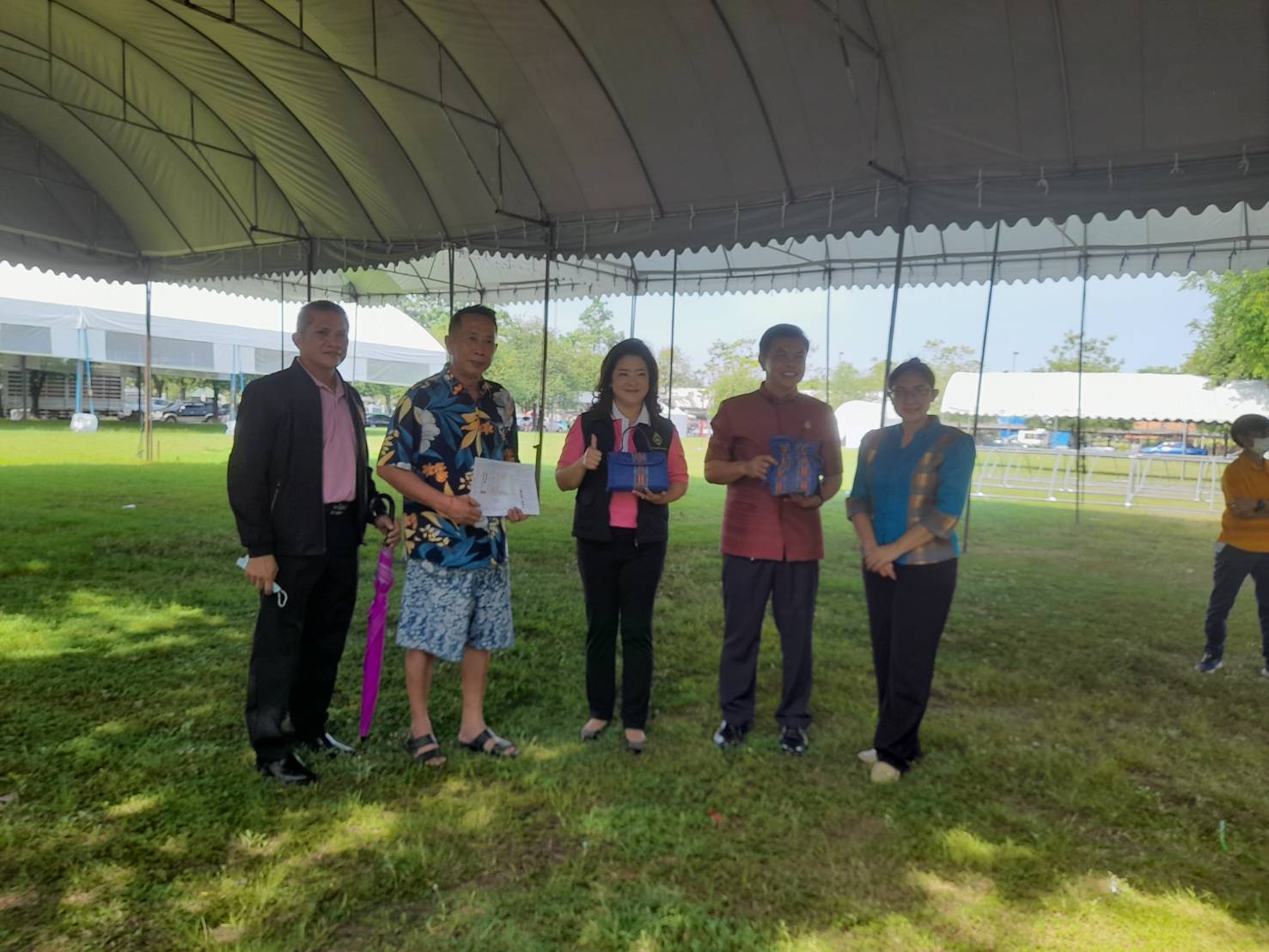 ?️??? พช.ฉะเชิงเทรา ร่วมเตรียมสถานที่จัดแสดงกิจกรรมของชมรมแม่บ้านมหาดไทยจังหวัดฉะเชิงเทรา ในงานนมัสการหลวงพ่อโสธรและงานประจำปีจังหวัดฉะเชิงเทรา