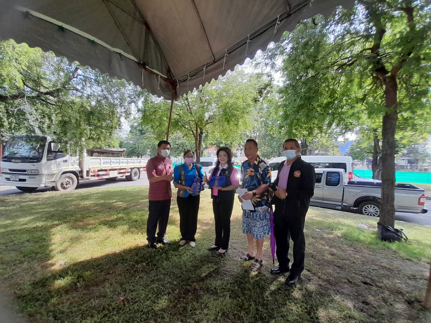 ?️??? พช.ฉะเชิงเทรา ร่วมเตรียมสถานที่จัดแสดงกิจกรรมของชมรมแม่บ้านมหาดไทยจังหวัดฉะเชิงเทรา ในงานนมัสการหลวงพ่อโสธรและงานประจำปีจังหวัดฉะเชิงเทรา