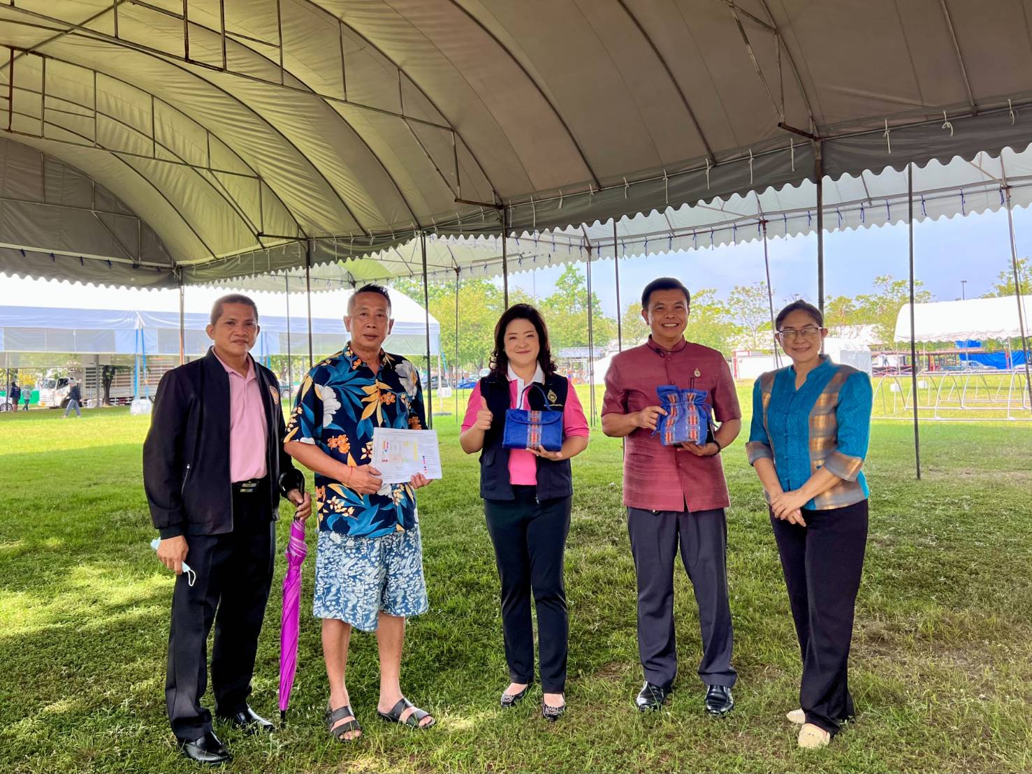 ?️??? พช.ฉะเชิงเทรา ร่วมเตรียมสถานที่จัดแสดงกิจกรรมของชมรมแม่บ้านมหาดไทยจังหวัดฉะเชิงเทรา ในงานนมัสการหลวงพ่อโสธรและงานประจำปีจังหวัดฉะเชิงเทรา