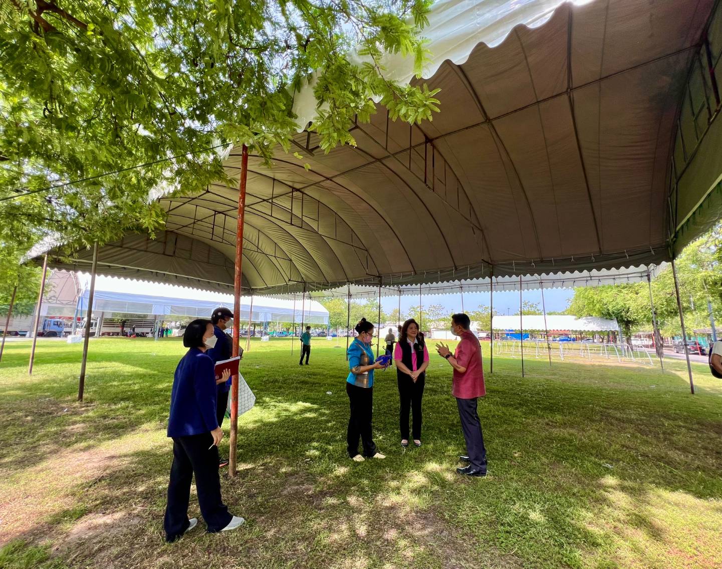 ?️??? พช.ฉะเชิงเทรา ร่วมเตรียมสถานที่จัดแสดงกิจกรรมของชมรมแม่บ้านมหาดไทยจังหวัดฉะเชิงเทรา ในงานนมัสการหลวงพ่อโสธรและงานประจำปีจังหวัดฉะเชิงเทรา