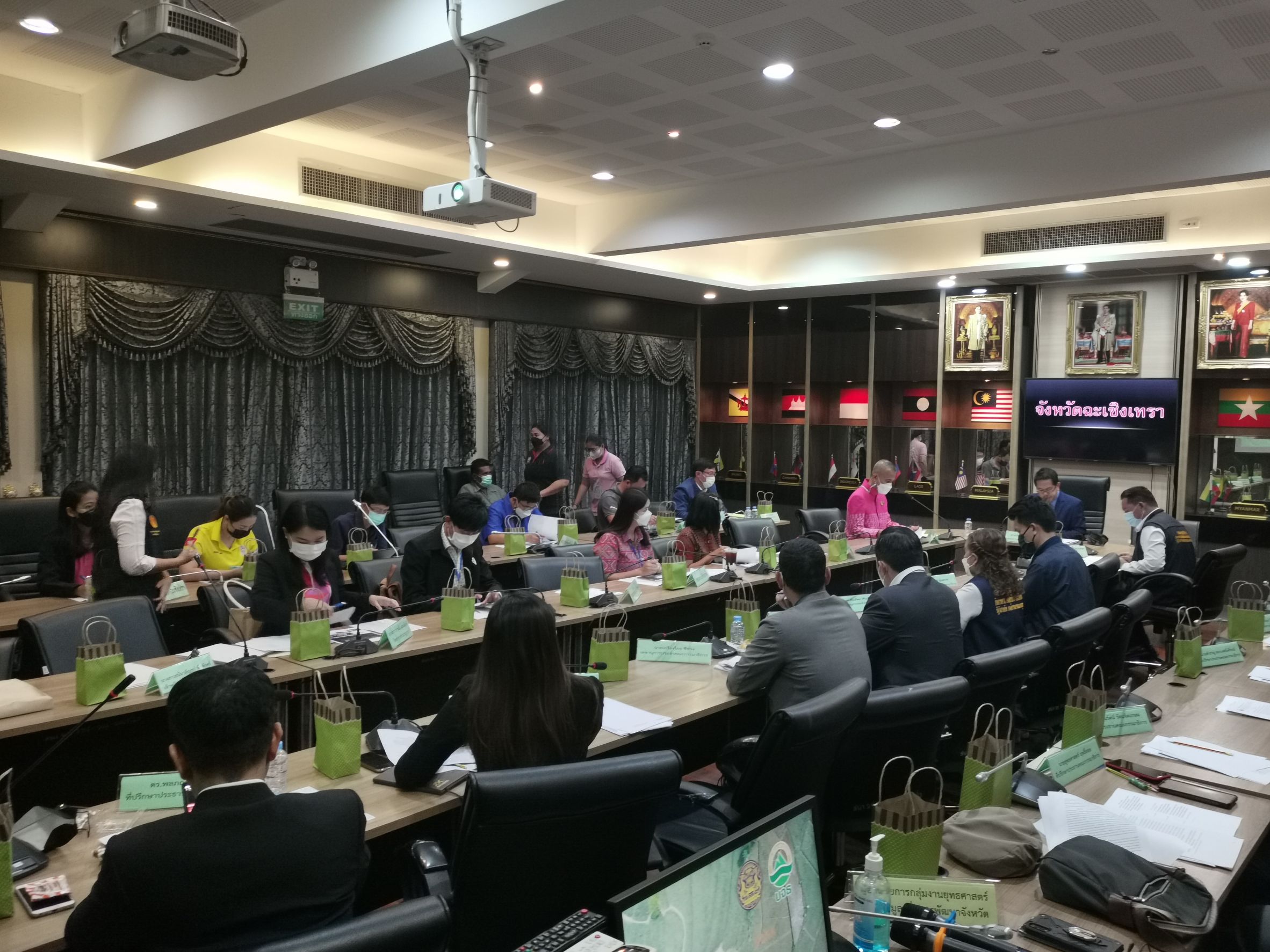 ?️??‍?พช.ฉะเชิงเทราร่วมประชุมติดตามผลการดำเนินงานของสถาบันบริหารจัดการธนาคารที่ดิน (องค์การมหาชน) ในการช่วยเหลือเกษตรและผู้ยากจนที่ไม่มีที่ดินทำกิน