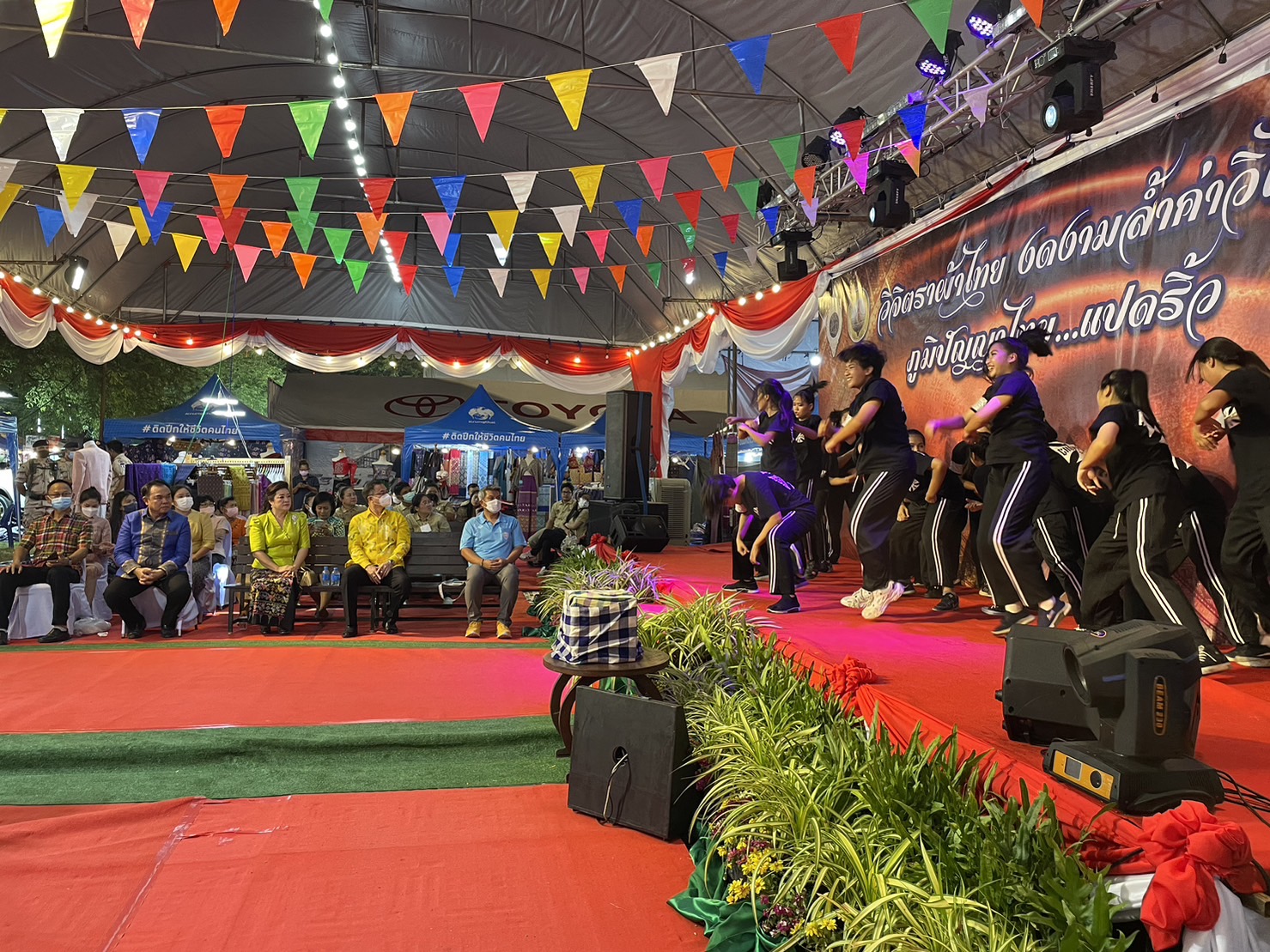 ?️??‍?พช.ฉะเชิงเทราจัดกิจกรรมการประดิษฐ์ผีเสื้อจากผ้าไทย (ผีเสื้อแห่งความจงรักภักดี) ภายในบูธชมรมแม่บ้านมหาดไทยในงานนมัสการหลวงพ่อโสธร และงานประจำปีจังหวัดฉะเชิงเทรา ปี 2565