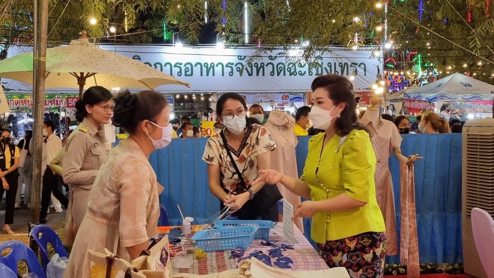 ?️??‍?พช.ฉะเชิงเทราจัดกิจกรรมการประดิษฐ์ผีเสื้อจากผ้าไทย (ผีเสื้อแห่งความจงรักภักดี) ภายในบูธชมรมแม่บ้านมหาดไทยในงานนมัสการหลวงพ่อโสธร และงานประจำปีจังหวัดฉะเชิงเทรา ปี 2565