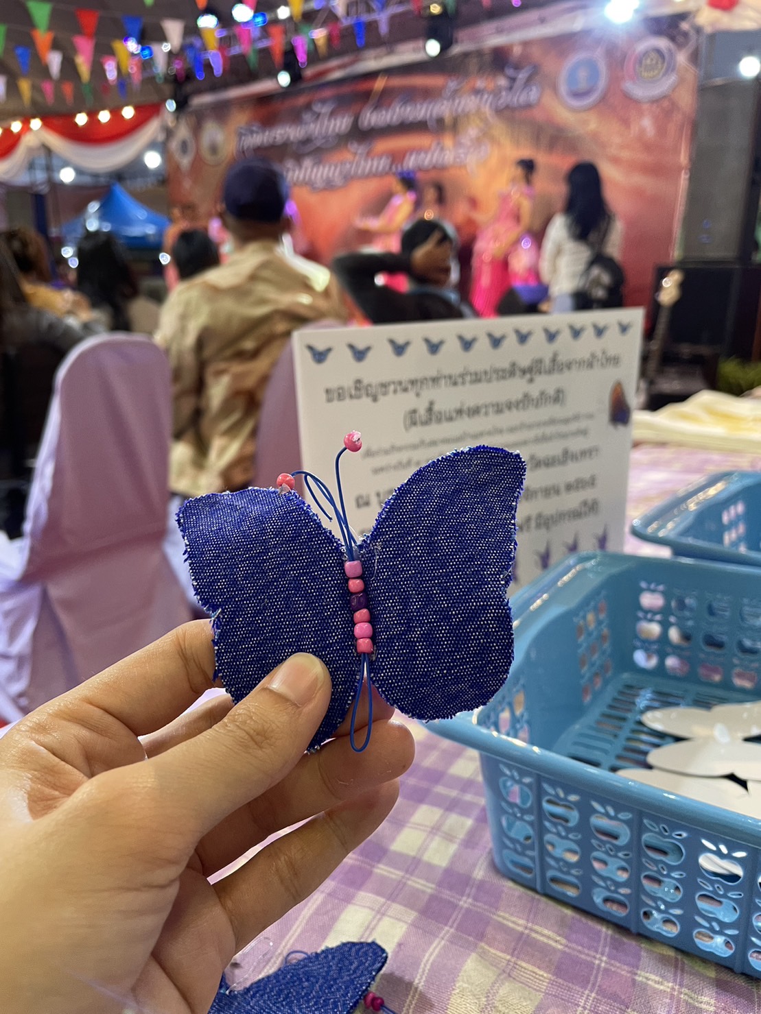 ?️??‍?พช.ฉะเชิงเทราจัดกิจกรรมการประดิษฐ์ผีเสื้อจากผ้าไทย (ผีเสื้อแห่งความจงรักภักดี) ภายในบูธชมรมแม่บ้านมหาดไทยในงานนมัสการหลวงพ่อโสธร และงานประจำปีจังหวัดฉะเชิงเทรา ปี 2565