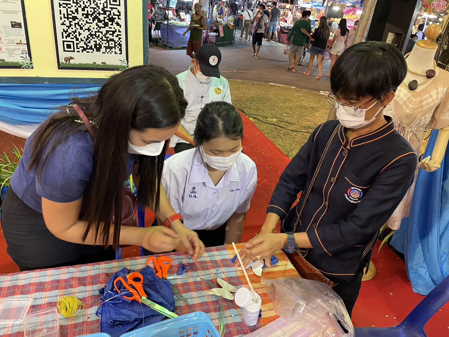 ?️??‍?พช.ฉะเชิงเทราจัดกิจกรรมการประดิษฐ์ผีเสื้อจากผ้าไทย (ผีเสื้อแห่งความจงรักภักดี) ภายในบูธชมรมแม่บ้านมหาดไทยในงานนมัสการหลวงพ่อโสธร และงานประจำปีจังหวัดฉะเชิงเทรา ปี 2565