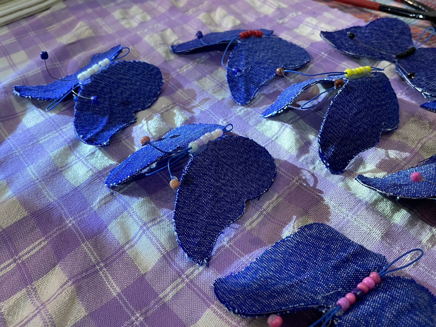 ?️??‍?พช.ฉะเชิงเทราจัดกิจกรรมการประดิษฐ์ผีเสื้อจากผ้าไทย (ผีเสื้อแห่งความจงรักภักดี) ภายในบูธชมรมแม่บ้านมหาดไทยในงานนมัสการหลวงพ่อโสธร และงานประจำปีจังหวัดฉะเชิงเทรา ปี 2565