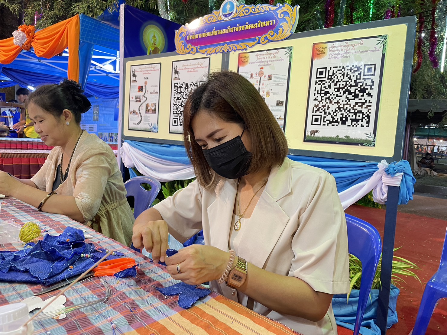 ?️??‍?พช.ฉะเชิงเทราจัดกิจกรรมการประดิษฐ์ผีเสื้อจากผ้าไทย (ผีเสื้อแห่งความจงรักภักดี) ภายในบูธชมรมแม่บ้านมหาดไทยในงานนมัสการหลวงพ่อโสธร และงานประจำปีจังหวัดฉะเชิงเทรา ปี 2565