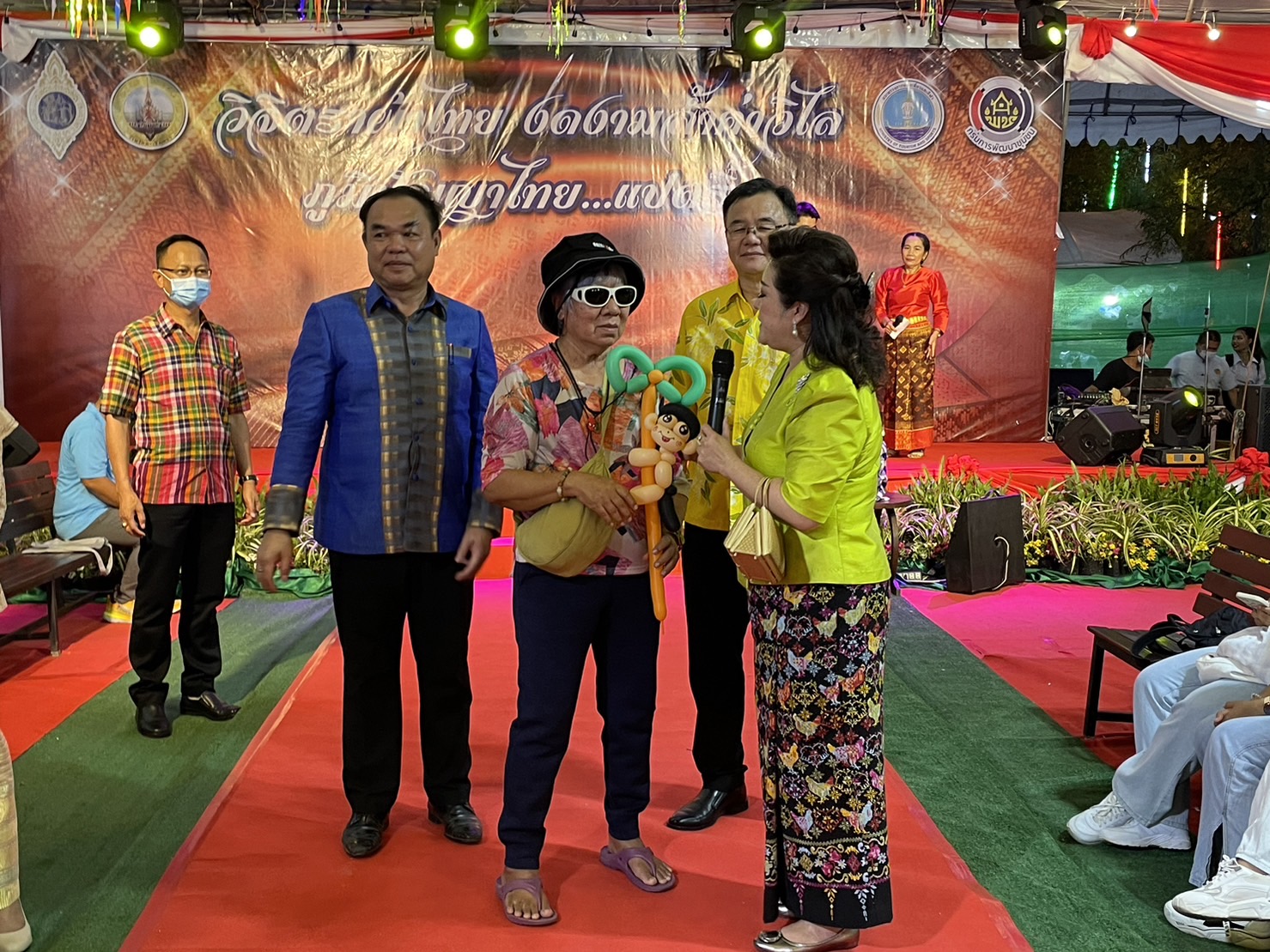 ?️??‍?พช.ฉะเชิงเทราจัดกิจกรรมการประดิษฐ์ผีเสื้อจากผ้าไทย (ผีเสื้อแห่งความจงรักภักดี) ภายในบูธชมรมแม่บ้านมหาดไทยในงานนมัสการหลวงพ่อโสธร และงานประจำปีจังหวัดฉะเชิงเทรา ปี 2565