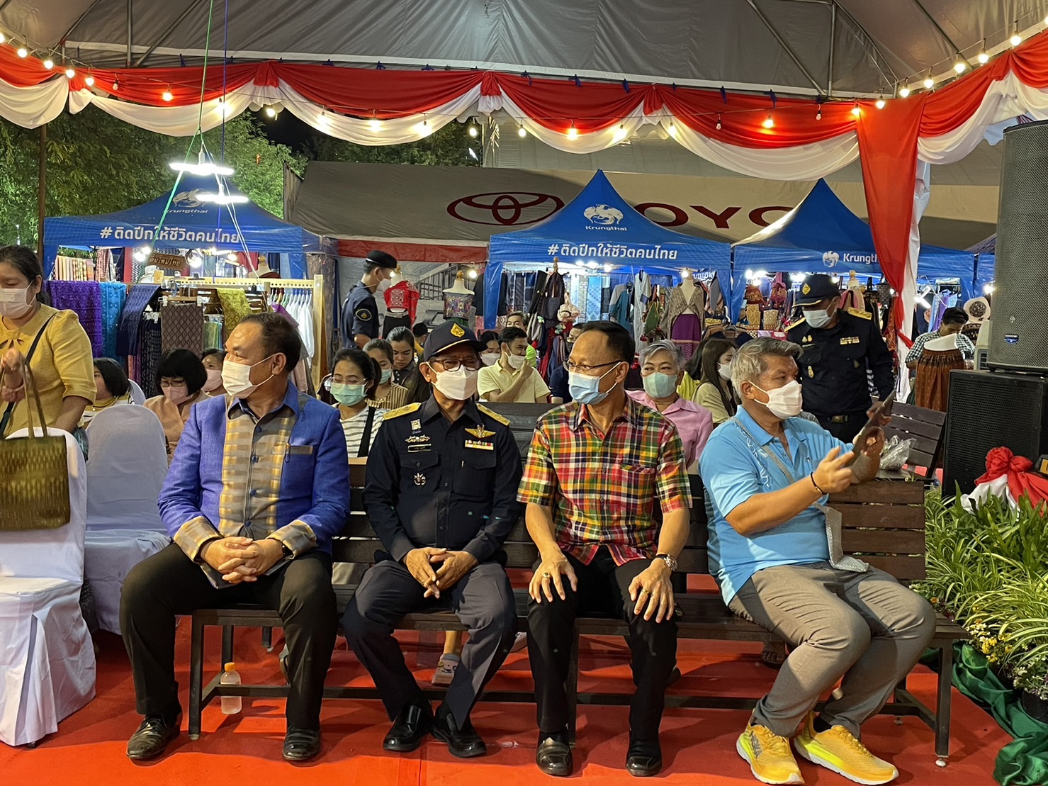 ?️??‍?พช.ฉะเชิงเทราจัดกิจกรรมการประดิษฐ์ผีเสื้อจากผ้าไทย (ผีเสื้อแห่งความจงรักภักดี) ภายในบูธชมรมแม่บ้านมหาดไทยในงานนมัสการหลวงพ่อโสธร และงานประจำปีจังหวัดฉะเชิงเทรา ปี 2565