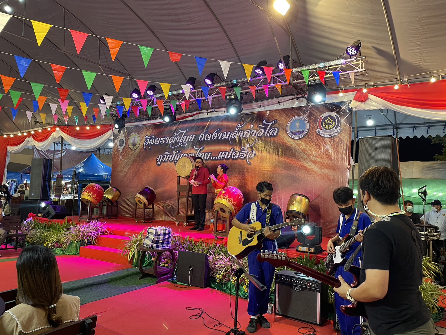 ?️??‍?พช.ฉะเชิงเทราจัดกิจกรรมการประดิษฐ์ผีเสื้อจากผ้าไทย (ผีเสื้อแห่งความจงรักภักดี) ภายในบูธชมรมแม่บ้านมหาดไทยในงานนมัสการหลวงพ่อโสธร และงานประจำปีจังหวัดฉะเชิงเทรา ปี 2565