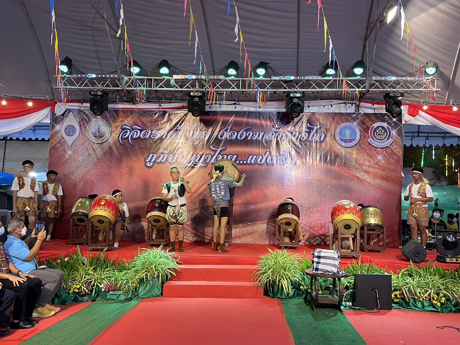 ?️??‍?พช.ฉะเชิงเทราจัดกิจกรรมการประดิษฐ์ผีเสื้อจากผ้าไทย (ผีเสื้อแห่งความจงรักภักดี) ภายในบูธชมรมแม่บ้านมหาดไทยในงานนมัสการหลวงพ่อโสธร และงานประจำปีจังหวัดฉะเชิงเทรา ปี 2565