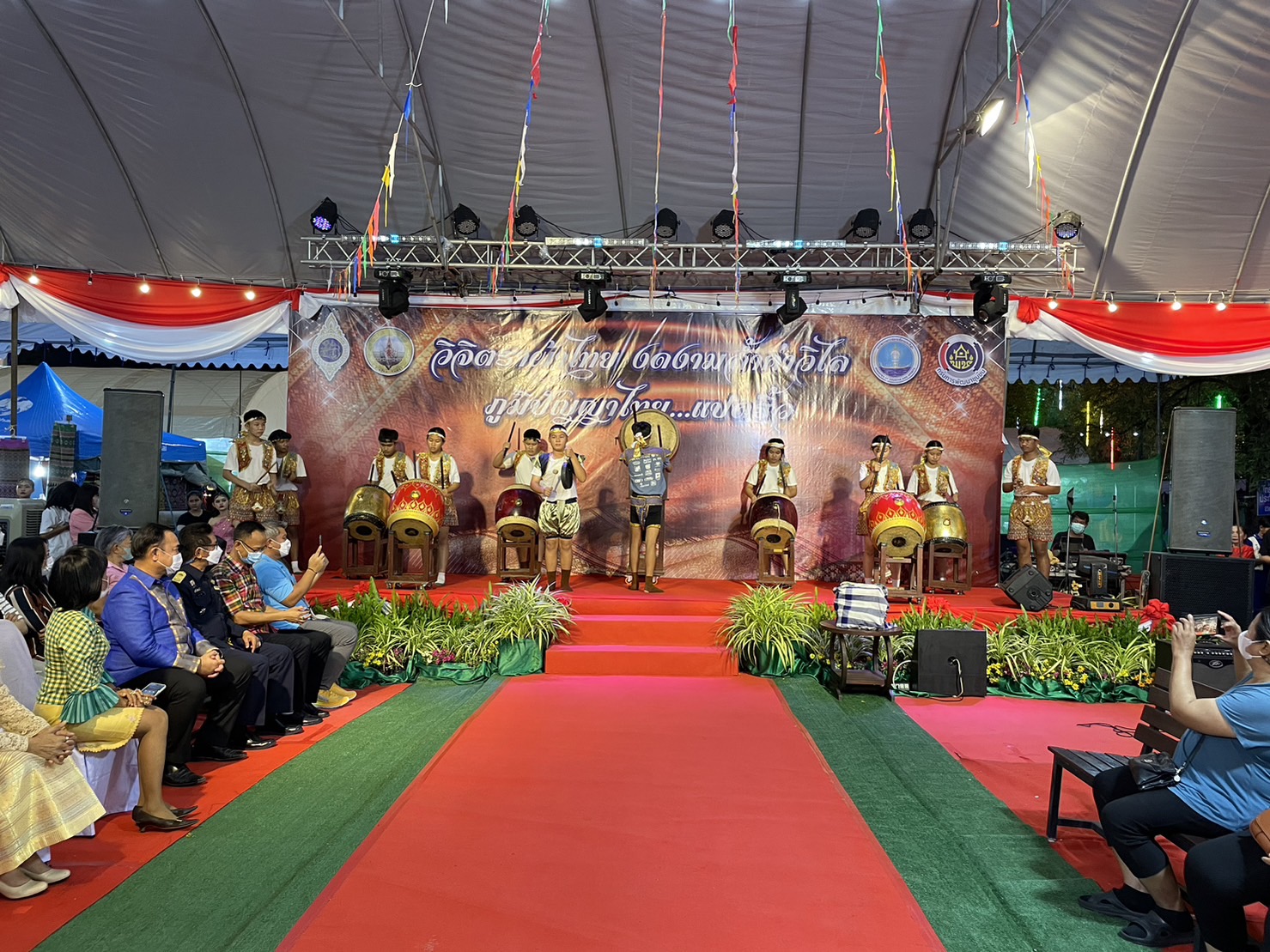 ?️??‍?พช.ฉะเชิงเทราจัดกิจกรรมการประดิษฐ์ผีเสื้อจากผ้าไทย (ผีเสื้อแห่งความจงรักภักดี) ภายในบูธชมรมแม่บ้านมหาดไทยในงานนมัสการหลวงพ่อโสธร และงานประจำปีจังหวัดฉะเชิงเทรา ปี 2565