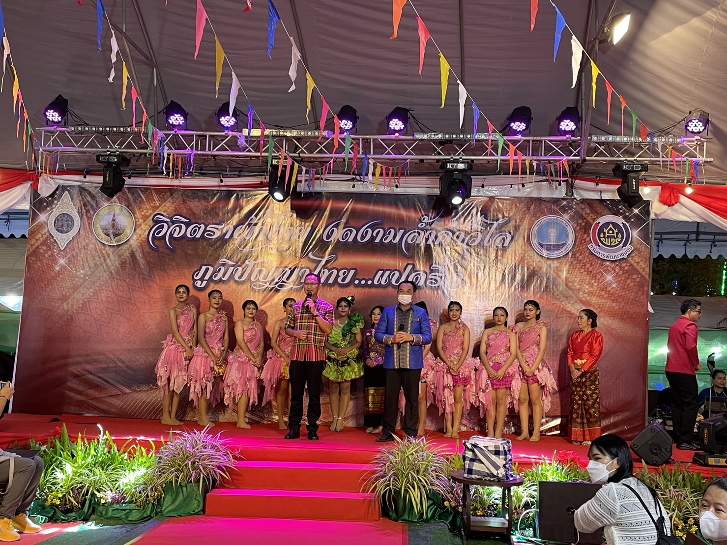 ?️??‍?พช.ฉะเชิงเทราจัดกิจกรรมการประดิษฐ์ผีเสื้อจากผ้าไทย (ผีเสื้อแห่งความจงรักภักดี) ภายในบูธชมรมแม่บ้านมหาดไทยในงานนมัสการหลวงพ่อโสธร และงานประจำปีจังหวัดฉะเชิงเทรา ปี 2565