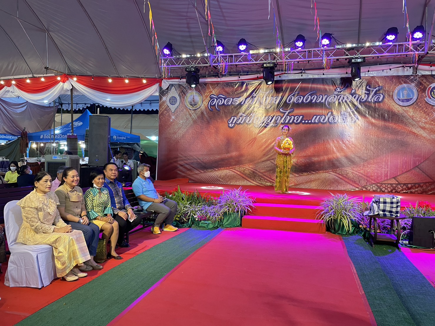 ?️??‍?พช.ฉะเชิงเทราจัดกิจกรรมการประดิษฐ์ผีเสื้อจากผ้าไทย (ผีเสื้อแห่งความจงรักภักดี) ภายในบูธชมรมแม่บ้านมหาดไทยในงานนมัสการหลวงพ่อโสธร และงานประจำปีจังหวัดฉะเชิงเทรา ปี 2565