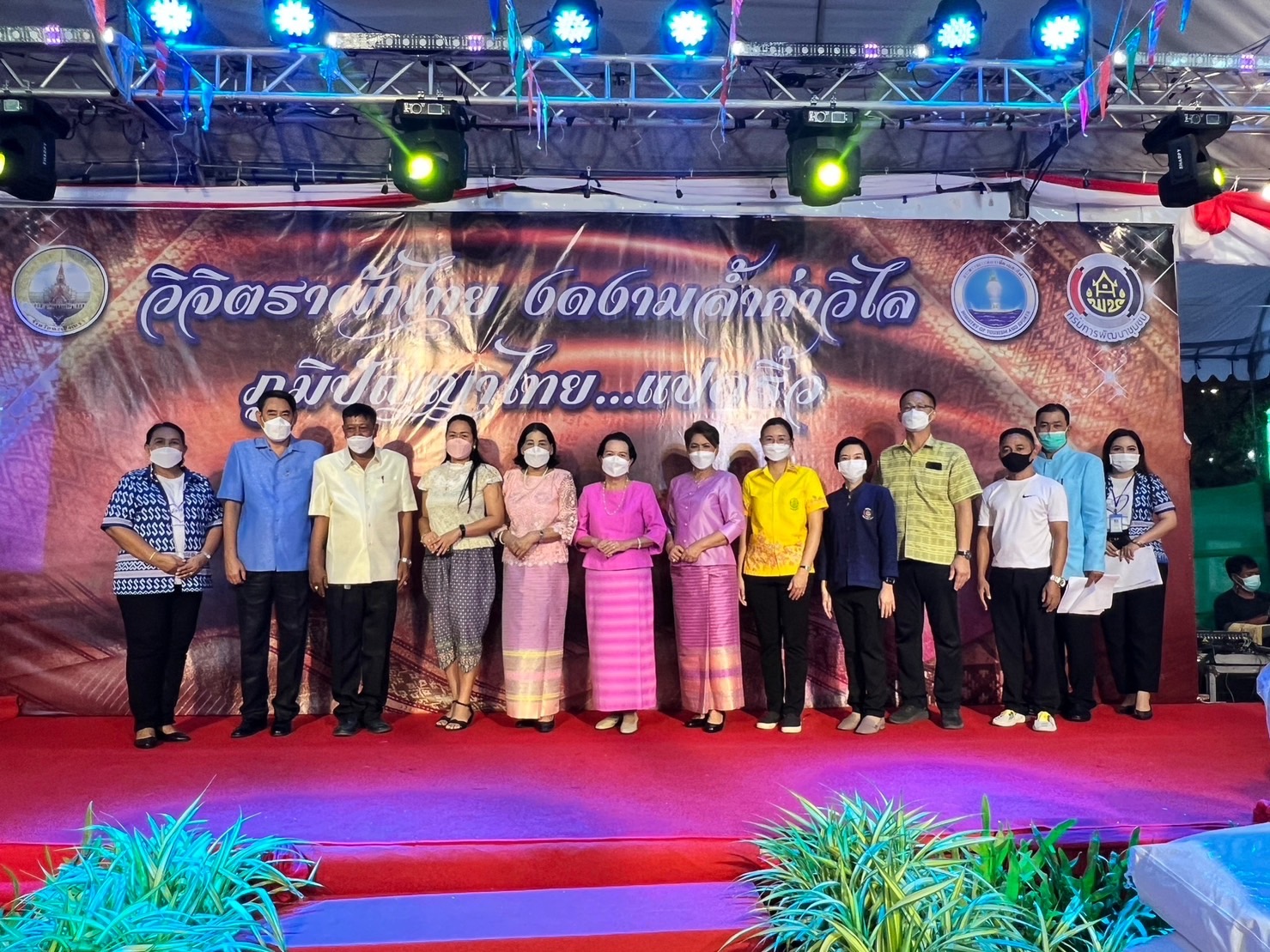 ?️??‍?พช.ฉะเชิงเทราดูแลการจัดกิจกรรมและจัดจำหน่ายสินค้าหนึ่งตำบล หนึ่งผลิตภัณฑ์ (OTOP) ภายในบูธชมรมแม่บ้านมหาดไทยในงานนมัสการหลวงพ่อโสธร และงานประจำปีจังหวัดฉะเชิงเทรา ปี 2565 ในคืนวันลอยกระทง