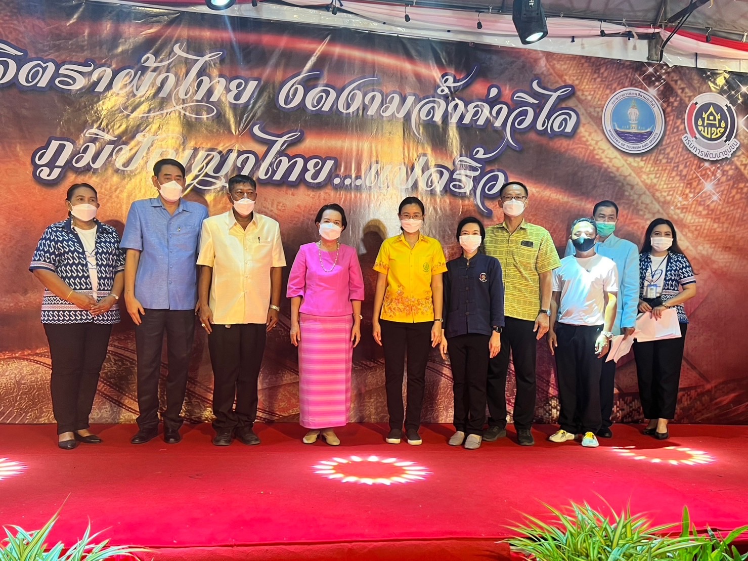 ?️??‍?พช.ฉะเชิงเทราดูแลการจัดกิจกรรมและจัดจำหน่ายสินค้าหนึ่งตำบล หนึ่งผลิตภัณฑ์ (OTOP) ภายในบูธชมรมแม่บ้านมหาดไทยในงานนมัสการหลวงพ่อโสธร และงานประจำปีจังหวัดฉะเชิงเทรา ปี 2565 ในคืนวันลอยกระทง