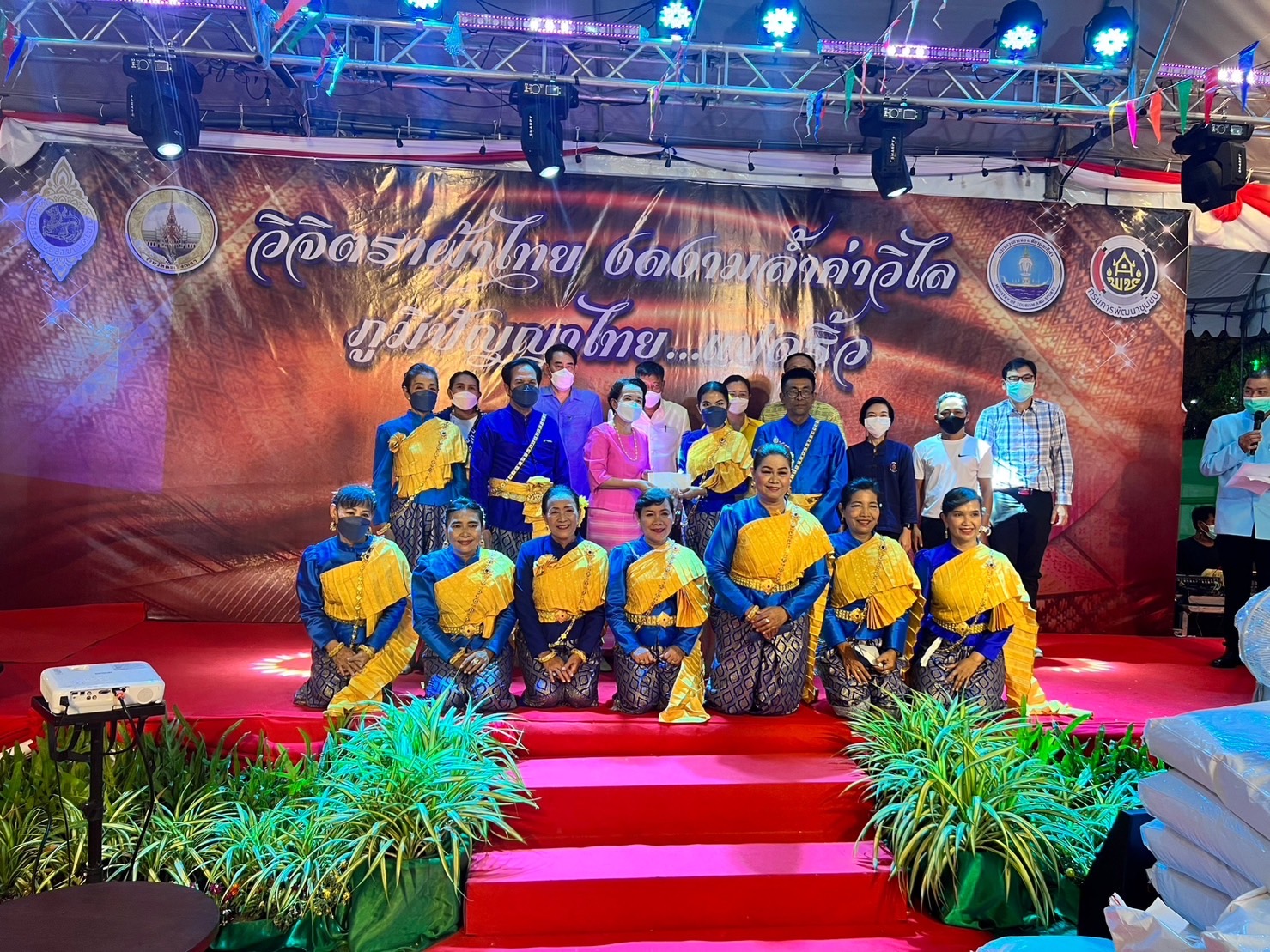 ?️??‍?พช.ฉะเชิงเทราดูแลการจัดกิจกรรมและจัดจำหน่ายสินค้าหนึ่งตำบล หนึ่งผลิตภัณฑ์ (OTOP) ภายในบูธชมรมแม่บ้านมหาดไทยในงานนมัสการหลวงพ่อโสธร และงานประจำปีจังหวัดฉะเชิงเทรา ปี 2565 ในคืนวันลอยกระทง