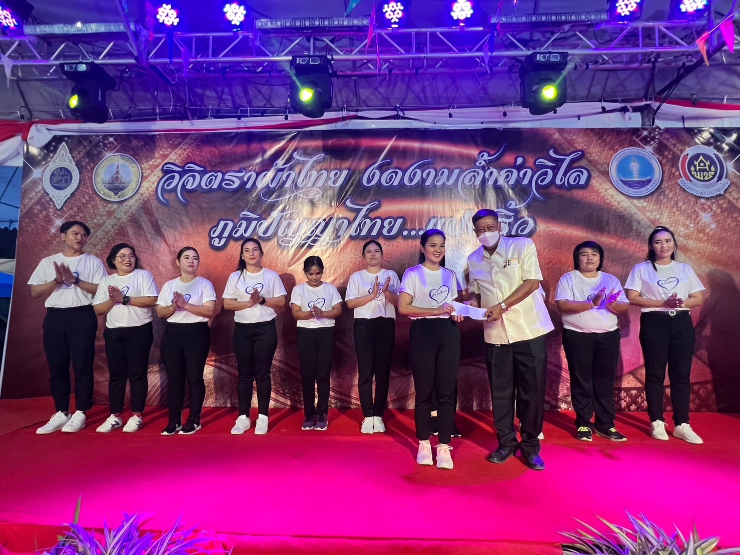 ?️??‍?พช.ฉะเชิงเทราดูแลการจัดกิจกรรมและจัดจำหน่ายสินค้าหนึ่งตำบล หนึ่งผลิตภัณฑ์ (OTOP) ภายในบูธชมรมแม่บ้านมหาดไทยในงานนมัสการหลวงพ่อโสธร และงานประจำปีจังหวัดฉะเชิงเทรา ปี 2565 ในคืนวันลอยกระทง