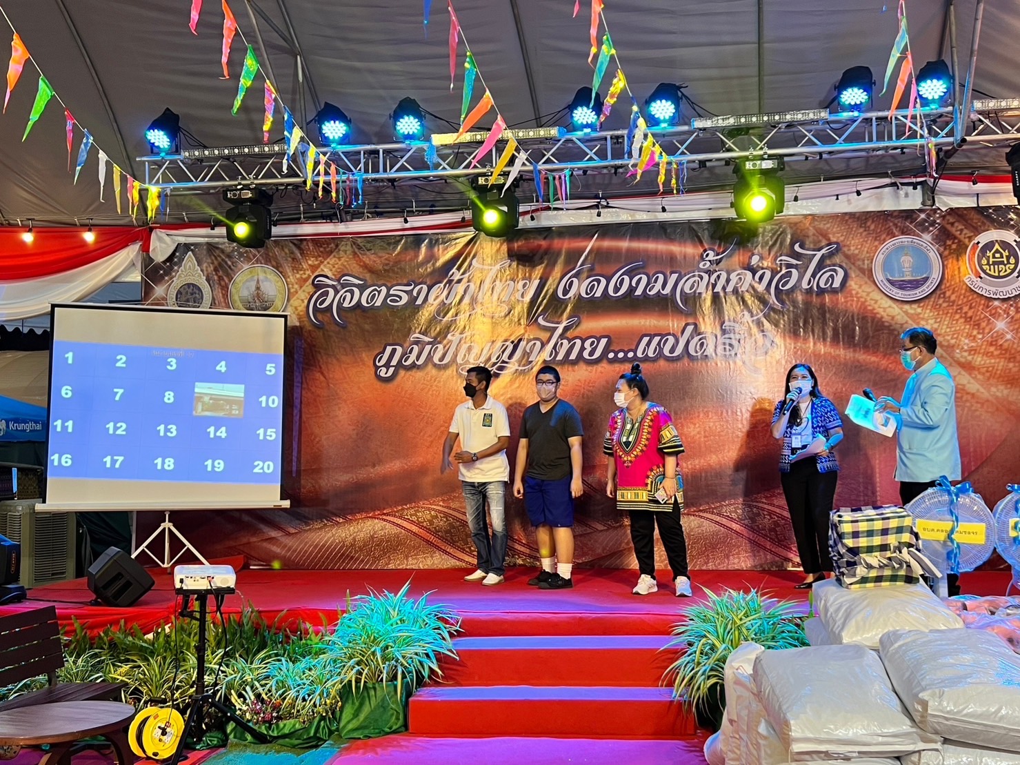 ?️??‍?พช.ฉะเชิงเทราดูแลการจัดกิจกรรมและจัดจำหน่ายสินค้าหนึ่งตำบล หนึ่งผลิตภัณฑ์ (OTOP) ภายในบูธชมรมแม่บ้านมหาดไทยในงานนมัสการหลวงพ่อโสธร และงานประจำปีจังหวัดฉะเชิงเทรา ปี 2565 ในคืนวันลอยกระทง