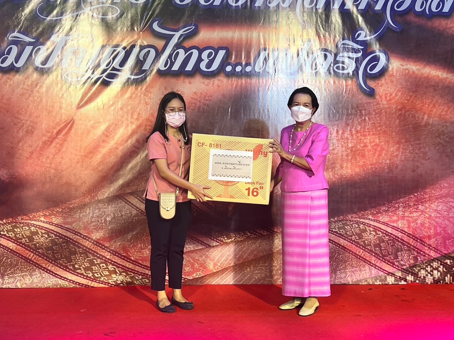 ?️??‍?พช.ฉะเชิงเทราดูแลการจัดกิจกรรมและจัดจำหน่ายสินค้าหนึ่งตำบล หนึ่งผลิตภัณฑ์ (OTOP) ภายในบูธชมรมแม่บ้านมหาดไทยในงานนมัสการหลวงพ่อโสธร และงานประจำปีจังหวัดฉะเชิงเทรา ปี 2565 ในคืนวันลอยกระทง