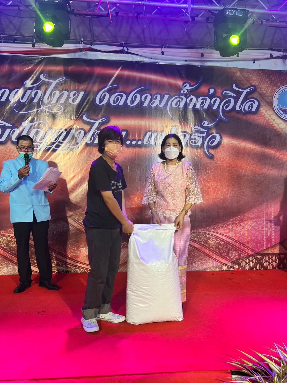 ?️??‍?พช.ฉะเชิงเทราดูแลการจัดกิจกรรมและจัดจำหน่ายสินค้าหนึ่งตำบล หนึ่งผลิตภัณฑ์ (OTOP) ภายในบูธชมรมแม่บ้านมหาดไทยในงานนมัสการหลวงพ่อโสธร และงานประจำปีจังหวัดฉะเชิงเทรา ปี 2565 ในคืนวันลอยกระทง