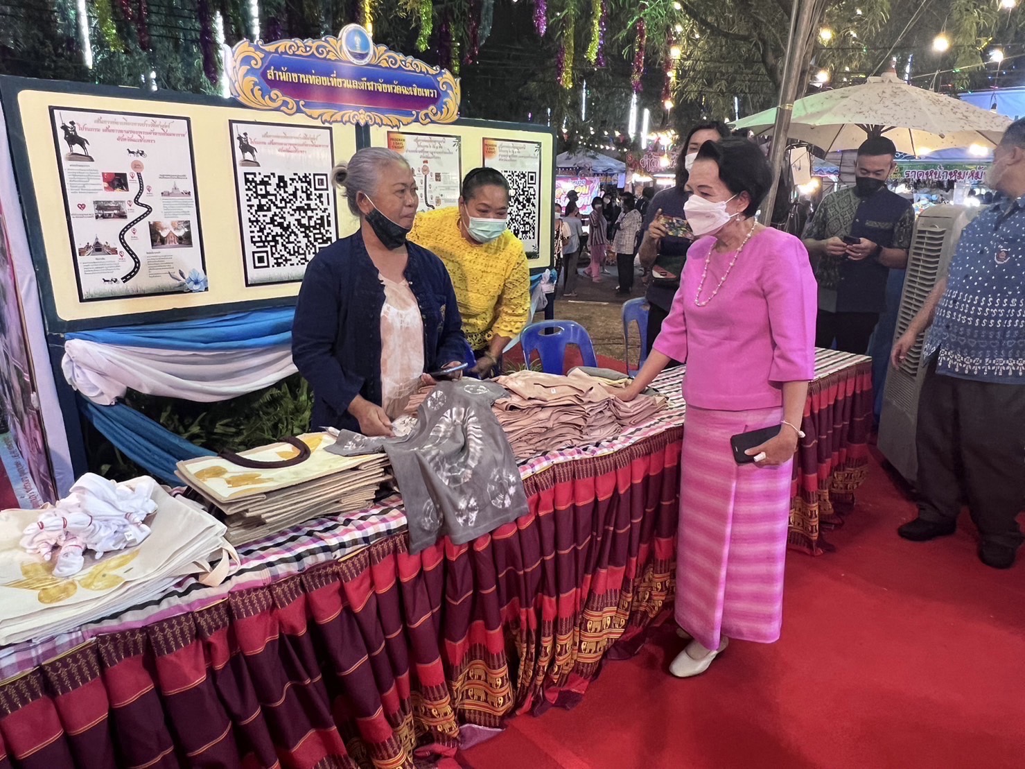 ?️??‍?พช.ฉะเชิงเทราดูแลการจัดกิจกรรมและจัดจำหน่ายสินค้าหนึ่งตำบล หนึ่งผลิตภัณฑ์ (OTOP) ภายในบูธชมรมแม่บ้านมหาดไทยในงานนมัสการหลวงพ่อโสธร และงานประจำปีจังหวัดฉะเชิงเทรา ปี 2565 ในคืนวันลอยกระทง