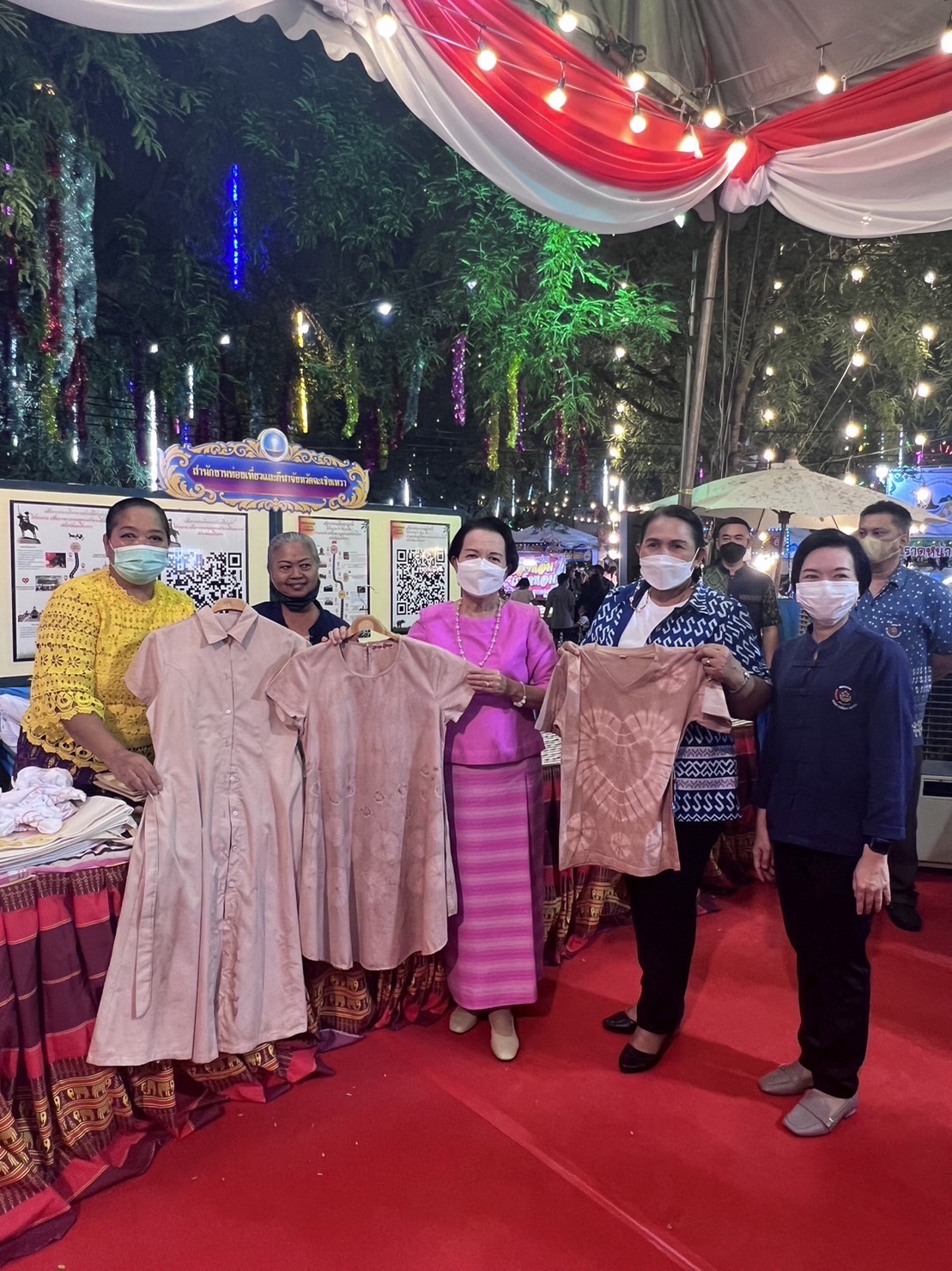 ?️??‍?พช.ฉะเชิงเทราดูแลการจัดกิจกรรมและจัดจำหน่ายสินค้าหนึ่งตำบล หนึ่งผลิตภัณฑ์ (OTOP) ภายในบูธชมรมแม่บ้านมหาดไทยในงานนมัสการหลวงพ่อโสธร และงานประจำปีจังหวัดฉะเชิงเทรา ปี 2565 ในคืนวันลอยกระทง