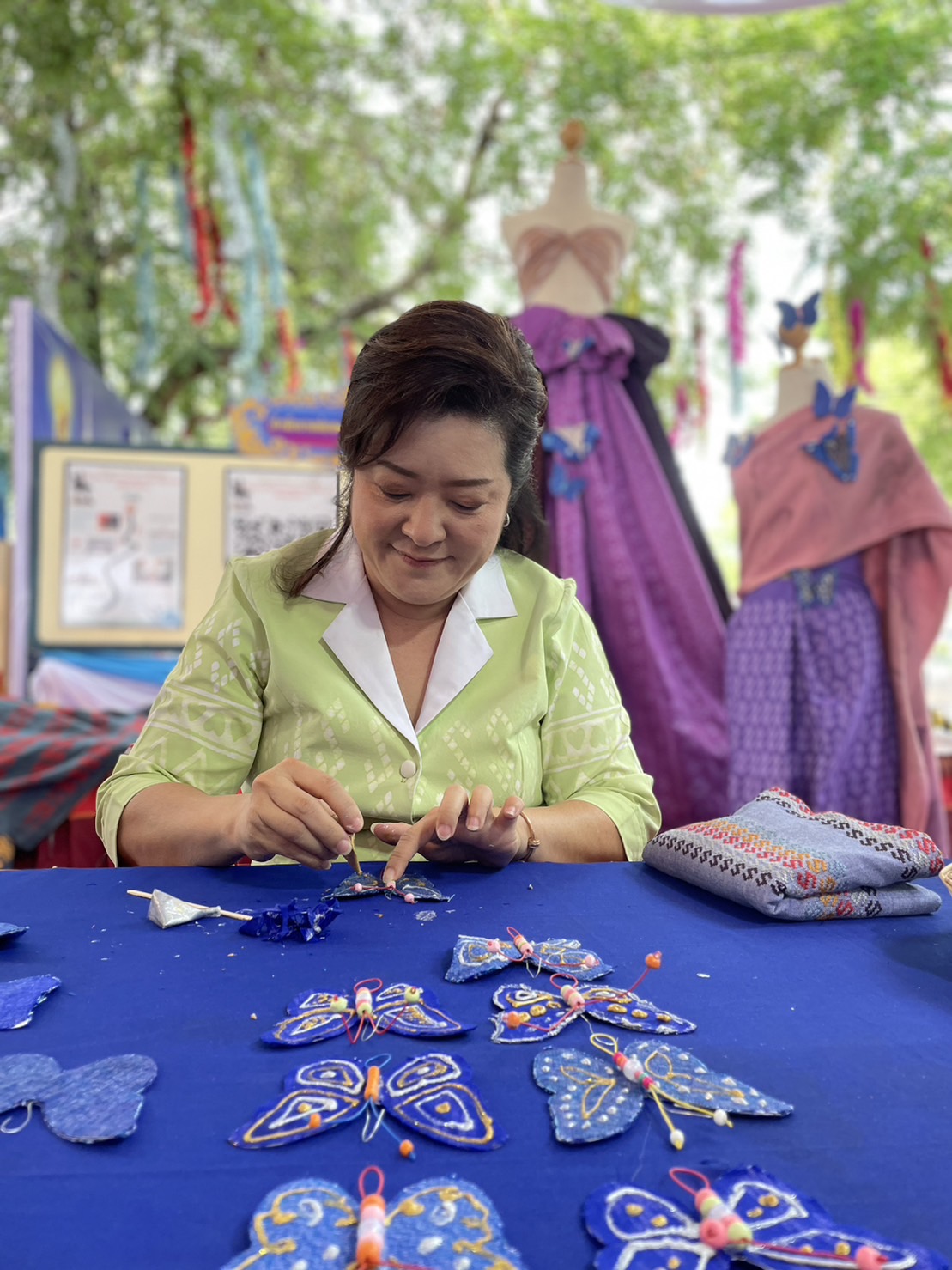 ?️?พช.ฉะเชิงเทราจัดกิจกรรมการประดิษฐ์ผีเสื้อจากผ้าไทย (ผีเสื้อแห่งความจงรักภักดี)?