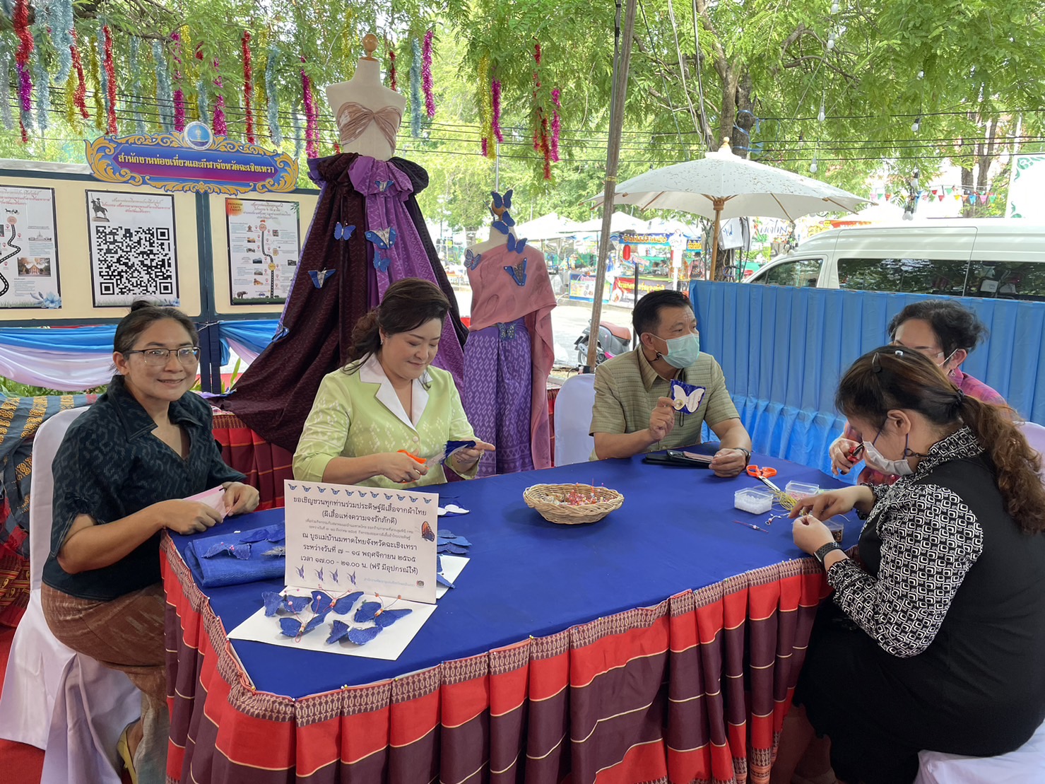 ?️?พช.ฉะเชิงเทราจัดกิจกรรมการประดิษฐ์ผีเสื้อจากผ้าไทย (ผีเสื้อแห่งความจงรักภักดี)?