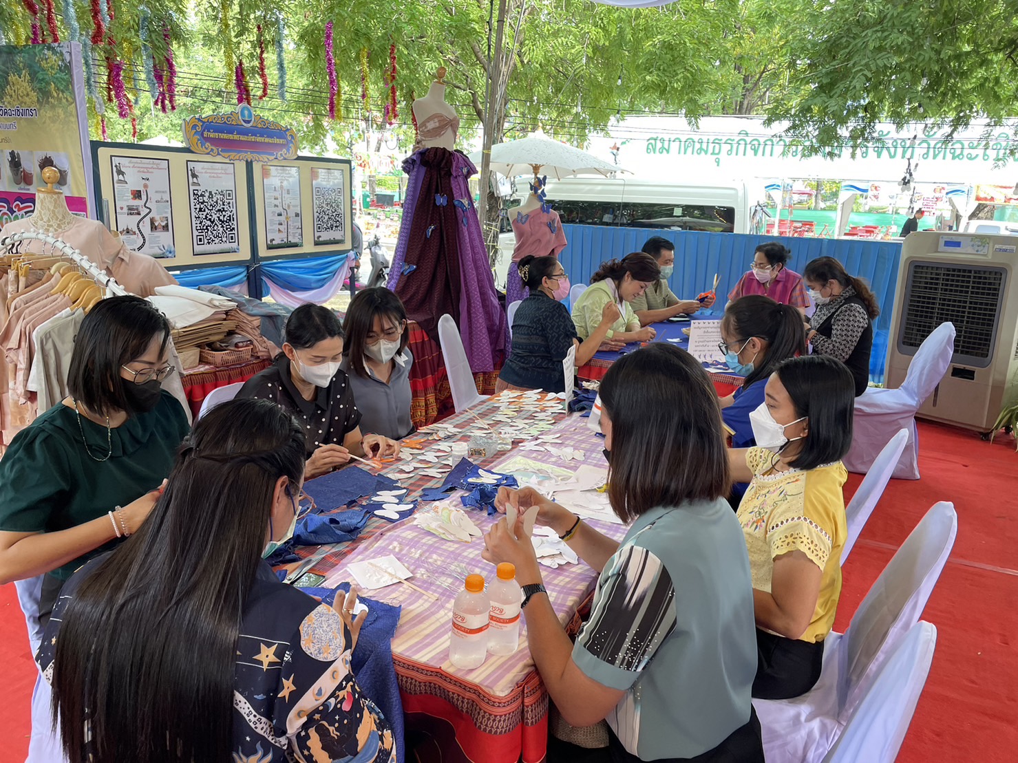 ?️?พช.ฉะเชิงเทราจัดกิจกรรมการประดิษฐ์ผีเสื้อจากผ้าไทย (ผีเสื้อแห่งความจงรักภักดี)?