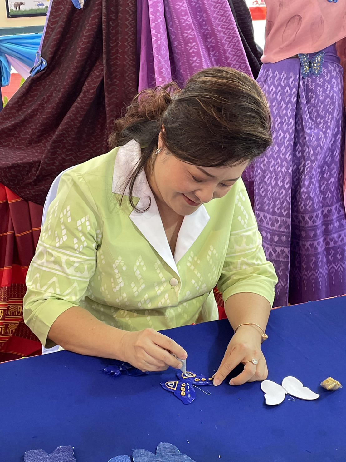 ?️?พช.ฉะเชิงเทราจัดกิจกรรมการประดิษฐ์ผีเสื้อจากผ้าไทย (ผีเสื้อแห่งความจงรักภักดี)?