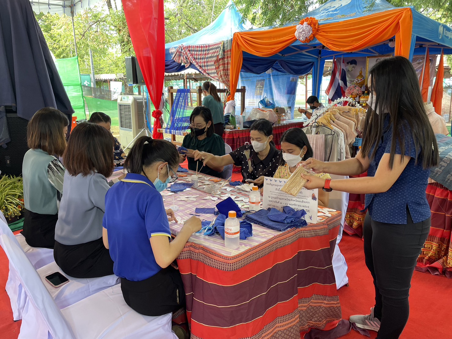 ?️?พช.ฉะเชิงเทราจัดกิจกรรมการประดิษฐ์ผีเสื้อจากผ้าไทย (ผีเสื้อแห่งความจงรักภักดี)?