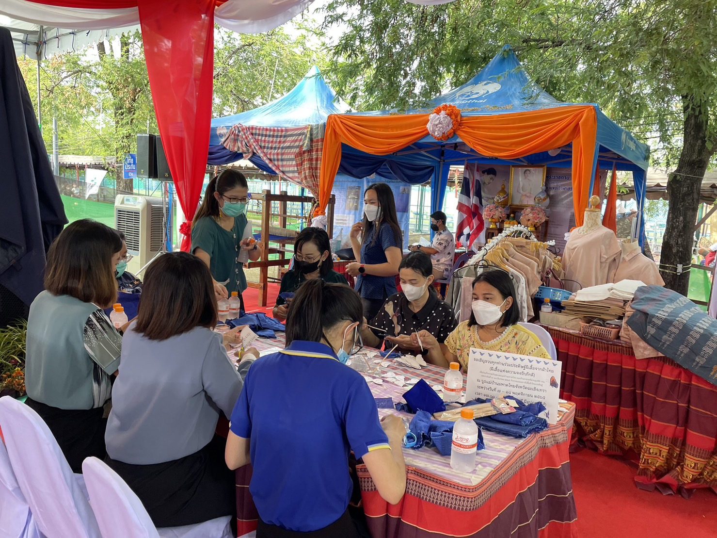 ?️?พช.ฉะเชิงเทราจัดกิจกรรมการประดิษฐ์ผีเสื้อจากผ้าไทย (ผีเสื้อแห่งความจงรักภักดี)?