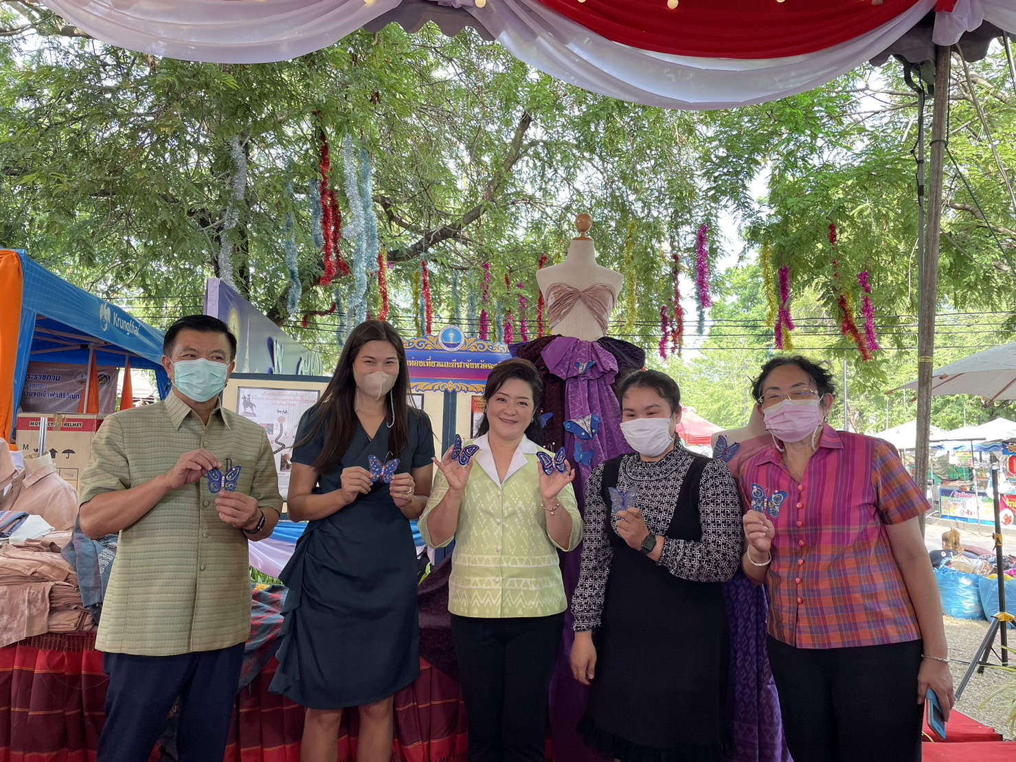 ?️?พช.ฉะเชิงเทราจัดกิจกรรมการประดิษฐ์ผีเสื้อจากผ้าไทย (ผีเสื้อแห่งความจงรักภักดี)?