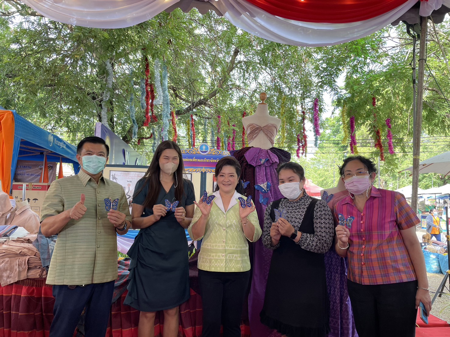 ?️?พช.ฉะเชิงเทราจัดกิจกรรมการประดิษฐ์ผีเสื้อจากผ้าไทย (ผีเสื้อแห่งความจงรักภักดี)?