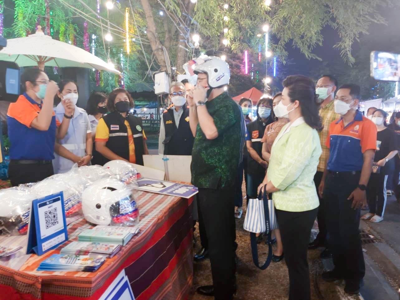 ?️??‍?พช.ฉะเชิงเทราจัดกิจกรรมการประดิษฐ์ผีเสื้อจากผ้าไทย (ผีเสื้อแห่งความจงรักภักดี) ภายในบูธชมรมแม่บ้านมหาดไทยในงานนมัสการหลวงพ่อโสธร และงานประจำปีจังหวัดฉะเชิงเทรา ปี 2565