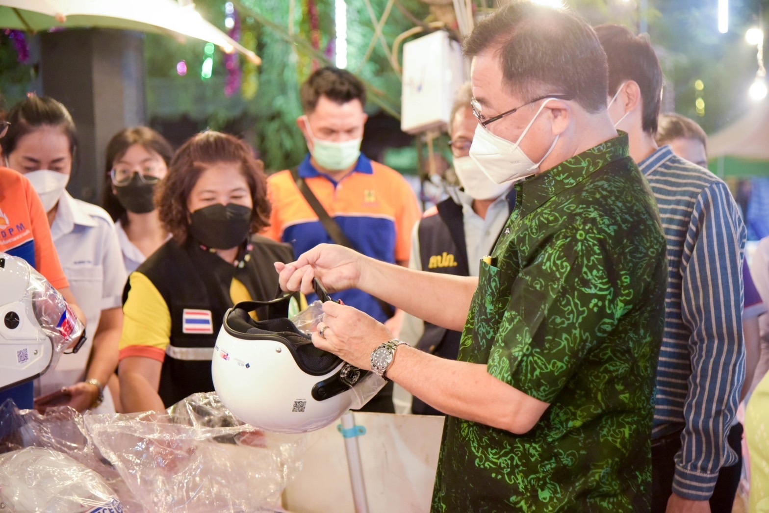 ?️??‍?พช.ฉะเชิงเทราจัดกิจกรรมการประดิษฐ์ผีเสื้อจากผ้าไทย (ผีเสื้อแห่งความจงรักภักดี) ภายในบูธชมรมแม่บ้านมหาดไทยในงานนมัสการหลวงพ่อโสธร และงานประจำปีจังหวัดฉะเชิงเทรา ปี 2565